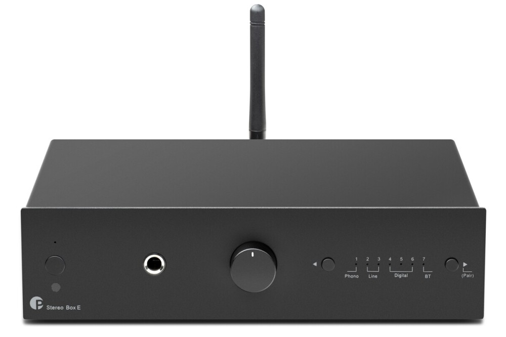 Czarny wzmacniacz Stereo Box E z anteną, pokrętłem głośności, gniazdem słuchawkowym i przyciskami wejścia na białym tle.