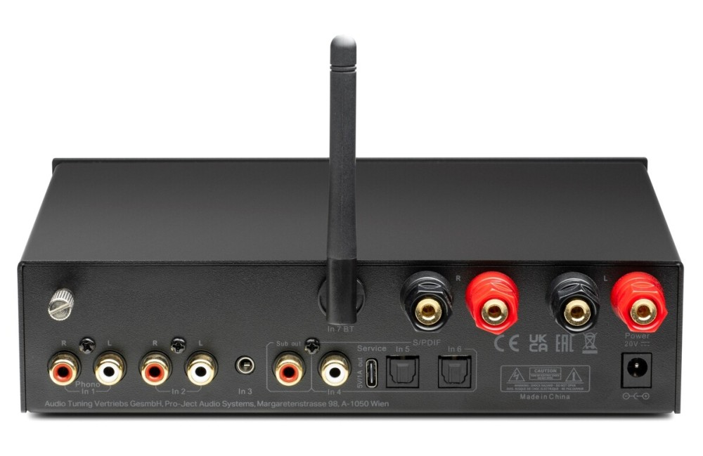 Tylny panel czarnego wzmacniacza audio z różnymi wejściami, gniazdami RCA i anteną.