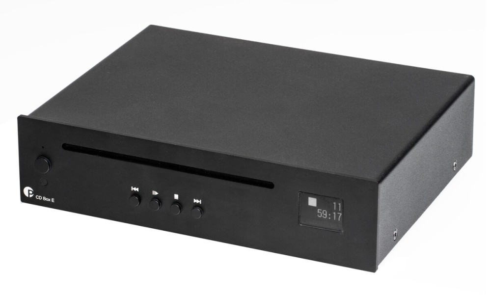 Czarny odtwarzacz Pro-Ject CD Box E z przyciskami, napędem szczelinowym i wyświetlaczem na białym tle.