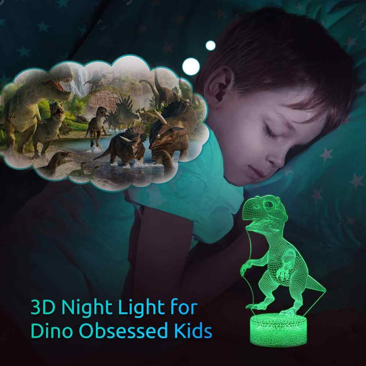 Ein schlafender Junge träumt von Dinosauriern, beleuchtet von einem grünen 3D-Dinosaurier-Nachtlicht.