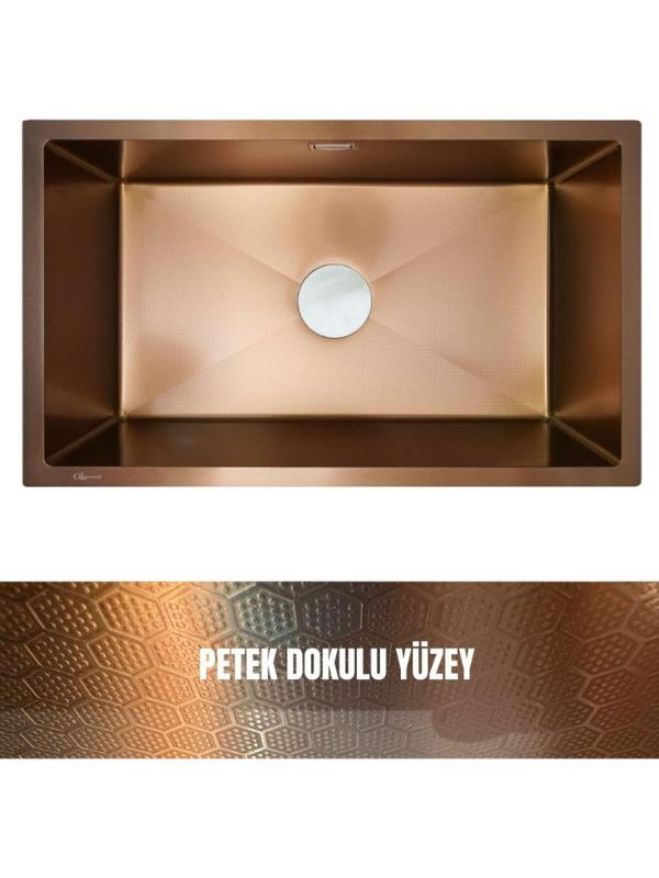 Altıgen petek dokulu yüzeye ve orta tahliyeye sahip bakır renkli mutfak eviyesi.