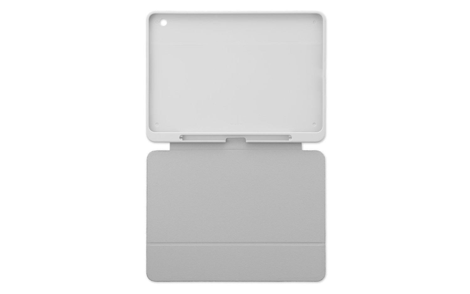 Una custodia protettiva per tablet aperta e di colore chiaro con portapenne integrato su sfondo bianco.