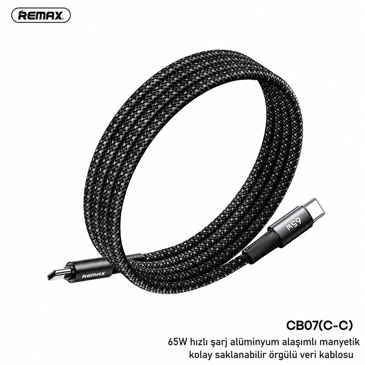 Beyaz arka planda metal konnektörlü siyah örgülü USB-C - USB-C şarj kablosu.