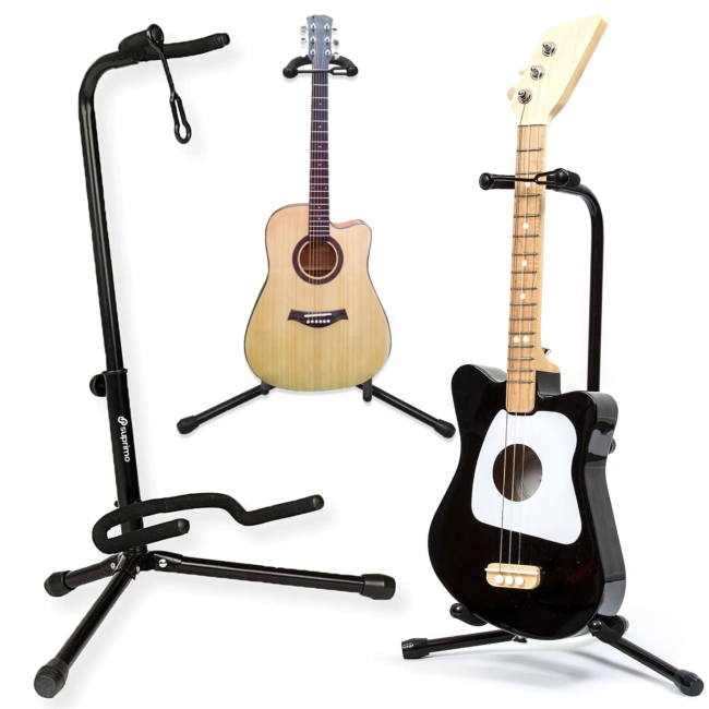 Ein schwarzer Gitarrenständer steht leer neben zwei Ständern mit einer hellen Akustikgitarre und einer kleinen schwarzen.