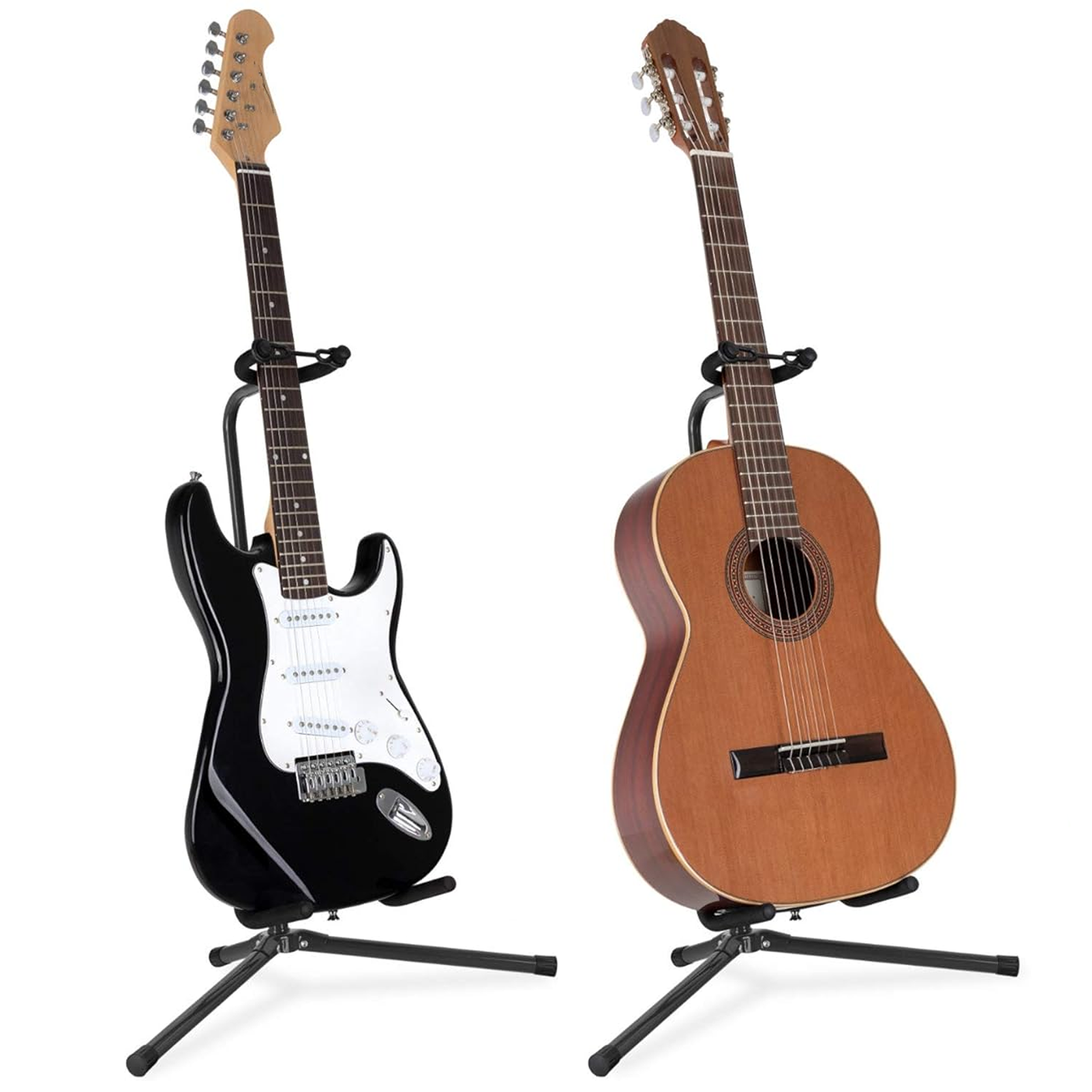Zwei Gitarren auf Ständern vor weißem Hintergrund. Links eine schwarze E-Gitarre, rechts eine braune Akustikgitarre.