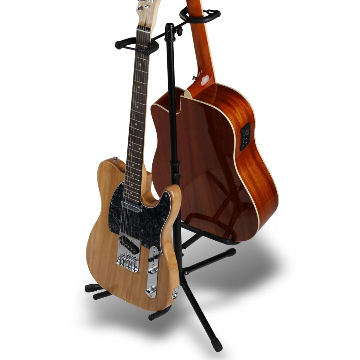 Zwei Gitarren stehen auf einem schwarzen Metallständer vor weißem Hintergrund.