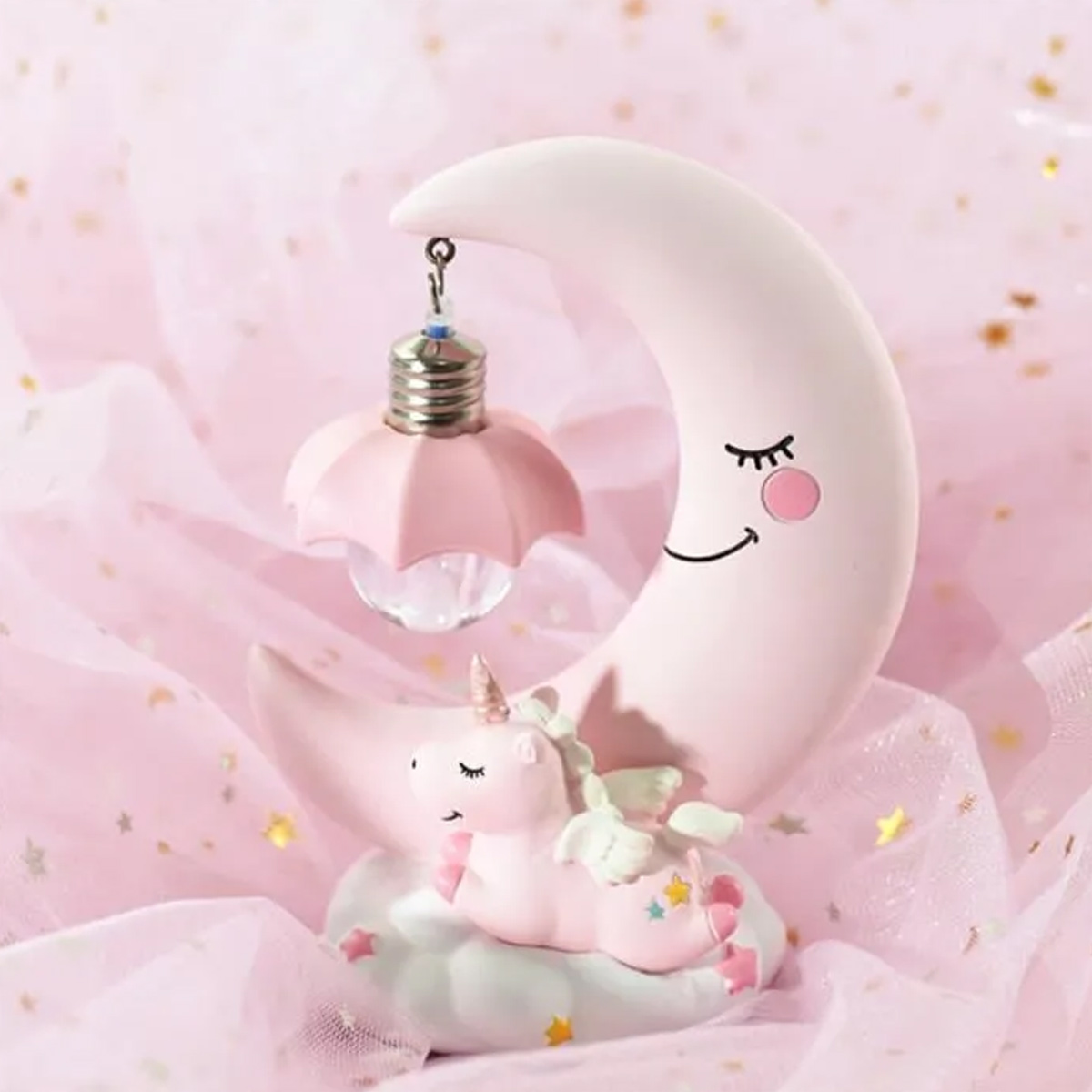Eine rosa Mondsichel-Lampe mit schlafendem Einhorn auf einer Wolke und Hängelampe.