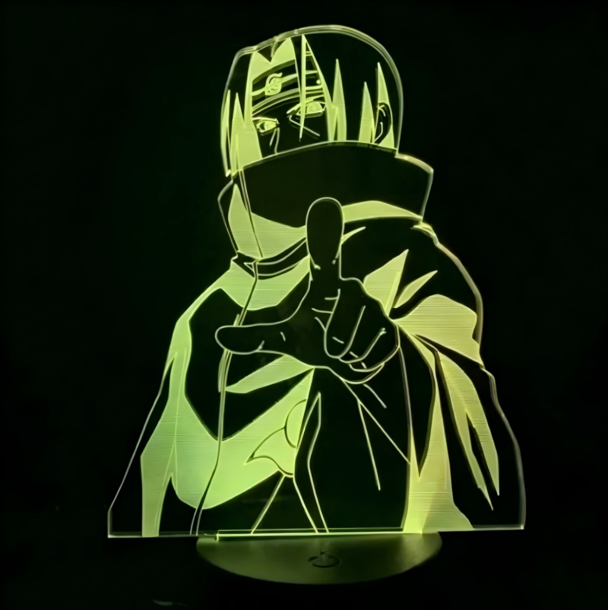 Eine grüne Leuchtfigur eines Anime-Charakters auf schwarzem Grund.