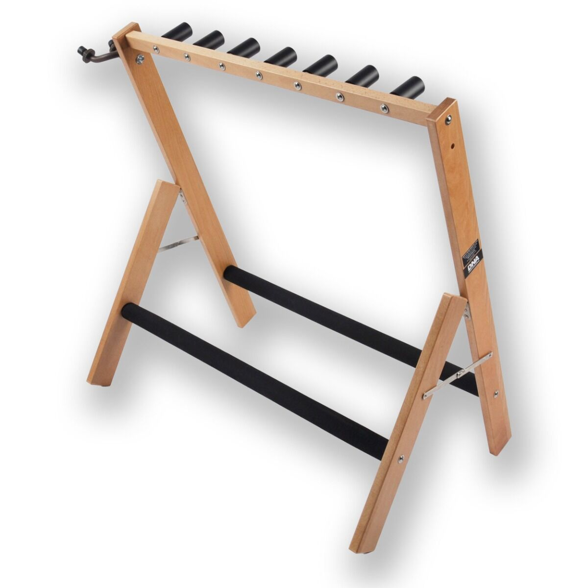 Ein hölzerner Gitarrenständer für mehrere Gitarren vor weißem Hintergrund.