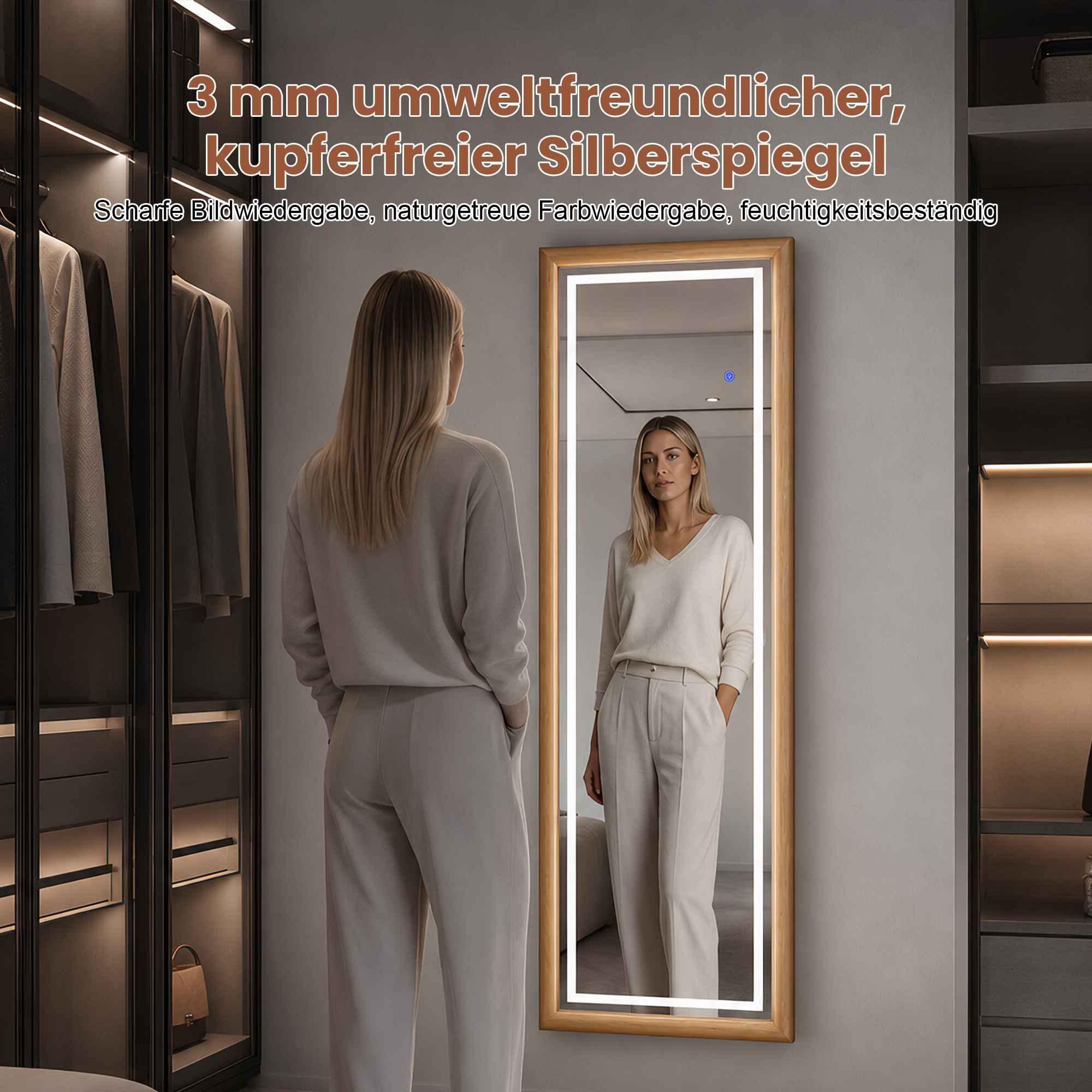 Eine blonde Frau steht vor einem beleuchteten Ganzkörperspiegel mit Holzrahmen in einem eleganten Ankleidezimmer.