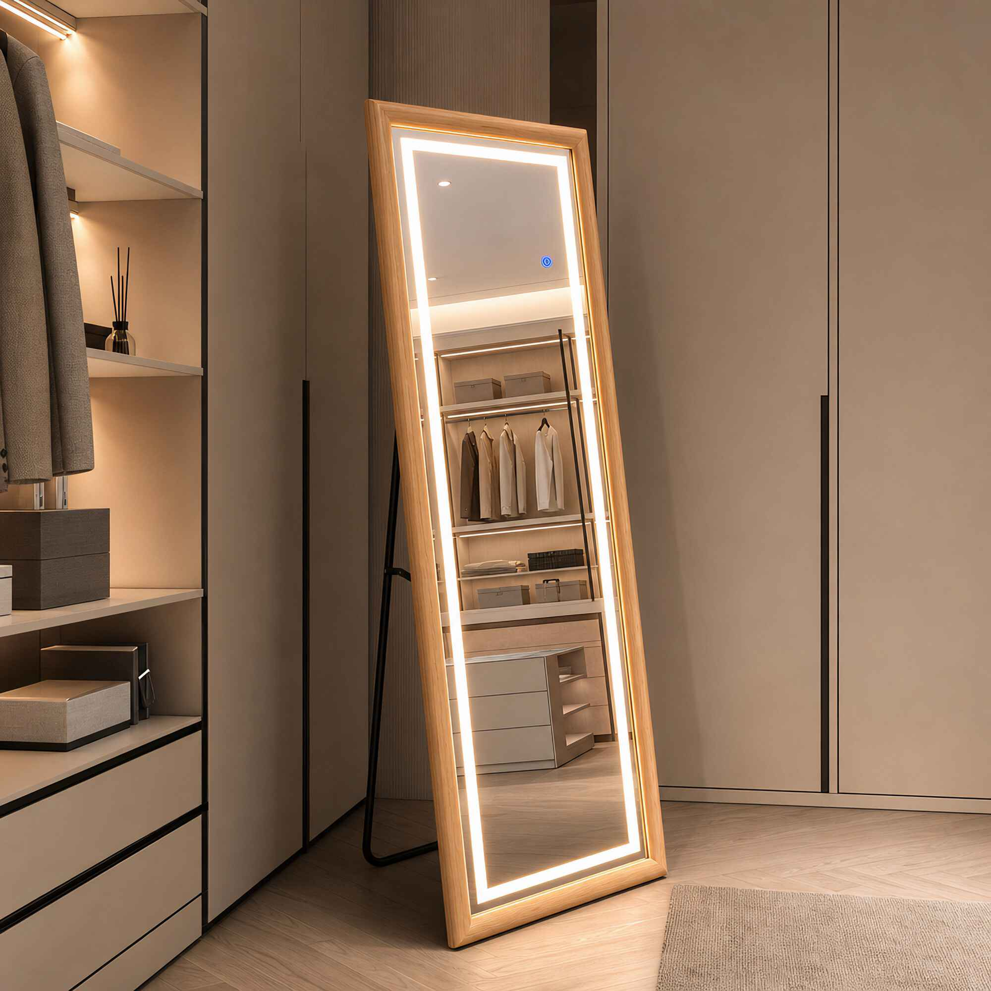 Ein Ganzkörperspiegel mit Holzrahmen und leuchtender LED-Kante steht in einem modernen, gut beleuchteten Ankleidezimmer.