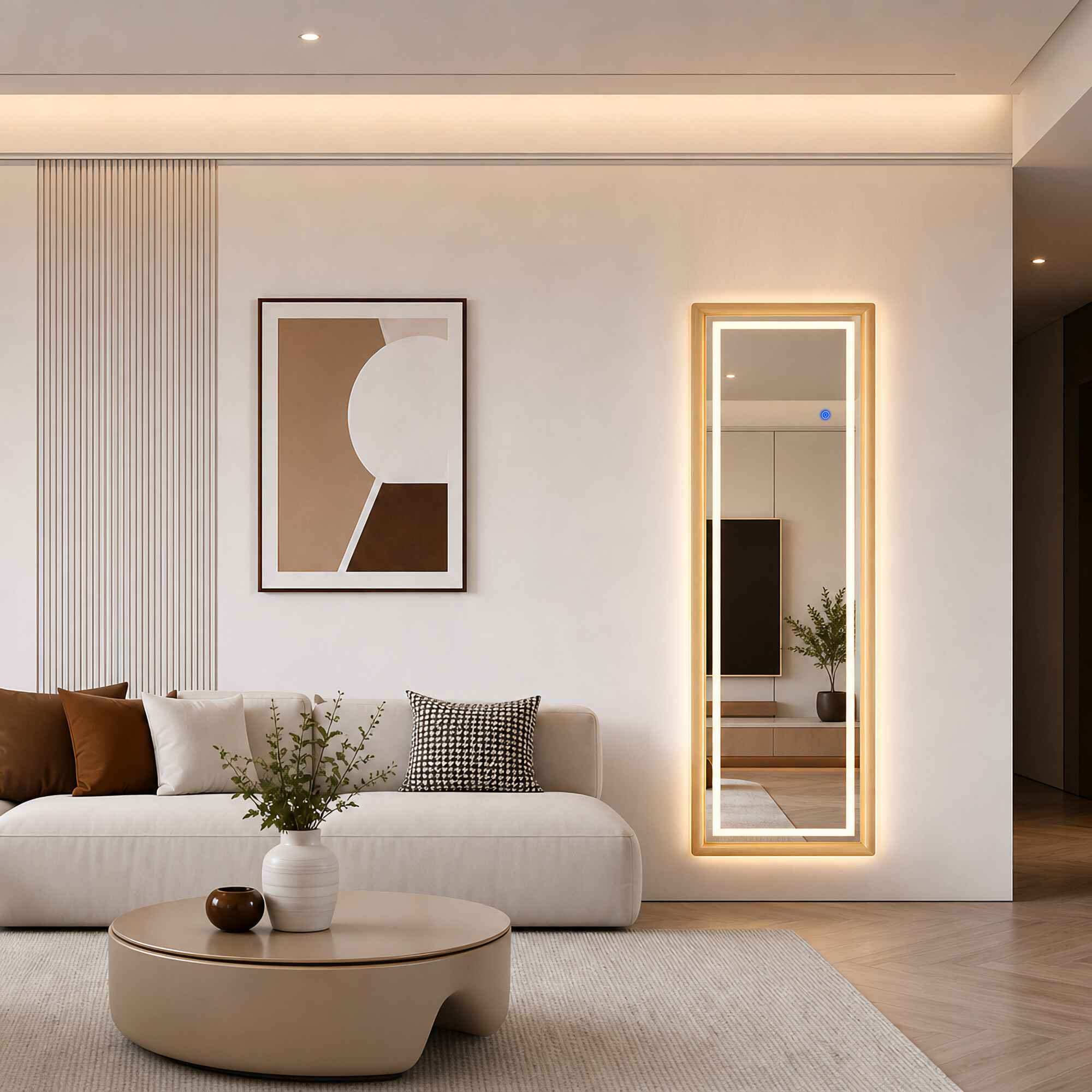 Moderne Einrichtung mit weißem Sofa, Wandbild und beleuchtetem Spiegel.