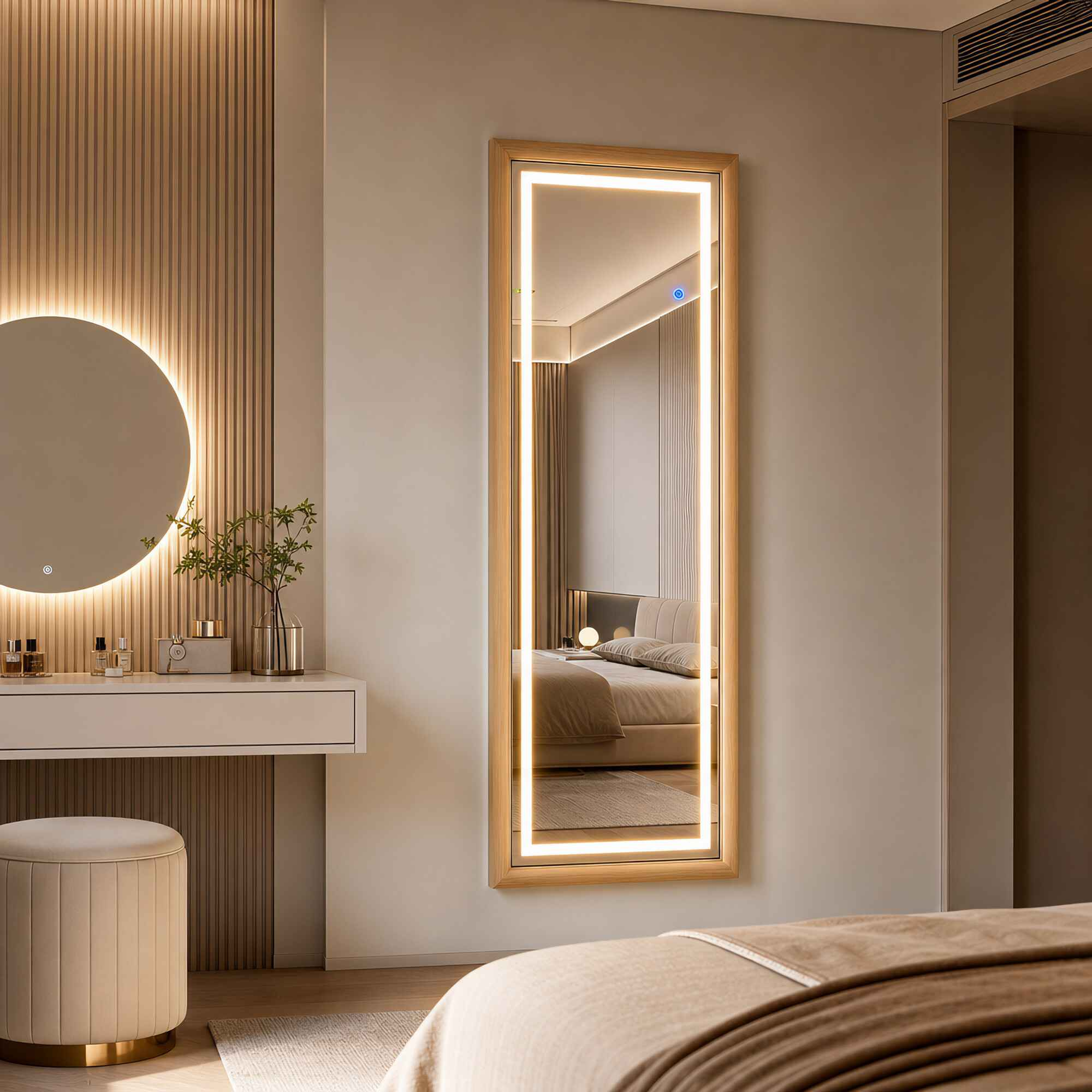 Ein großer, beleuchteter Ganzkörperspiegel mit Holzrahmen in einem eleganten modernen Schlafzimmer.