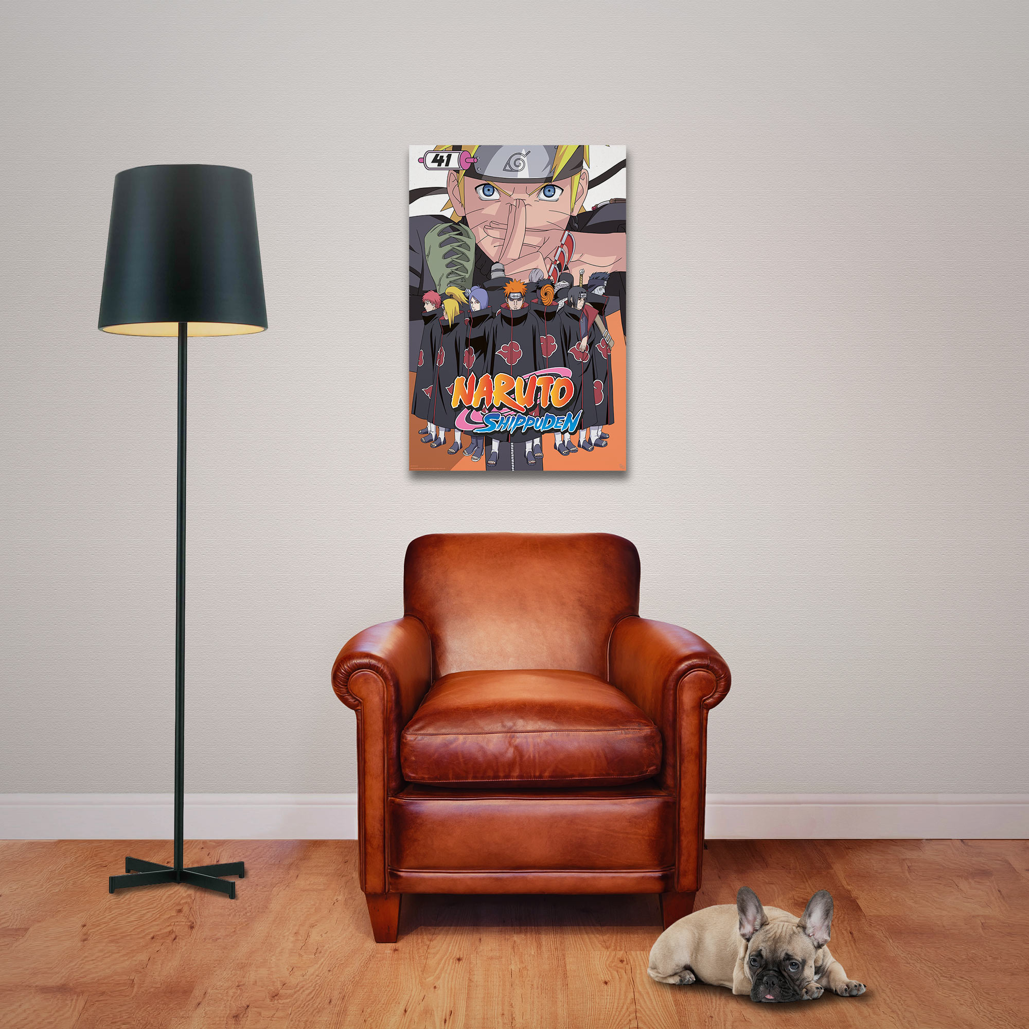 Ein brauner Ledersessel steht an einer Wand mit Naruto-Poster, links eine Stehlampe und rechts ein Hund.