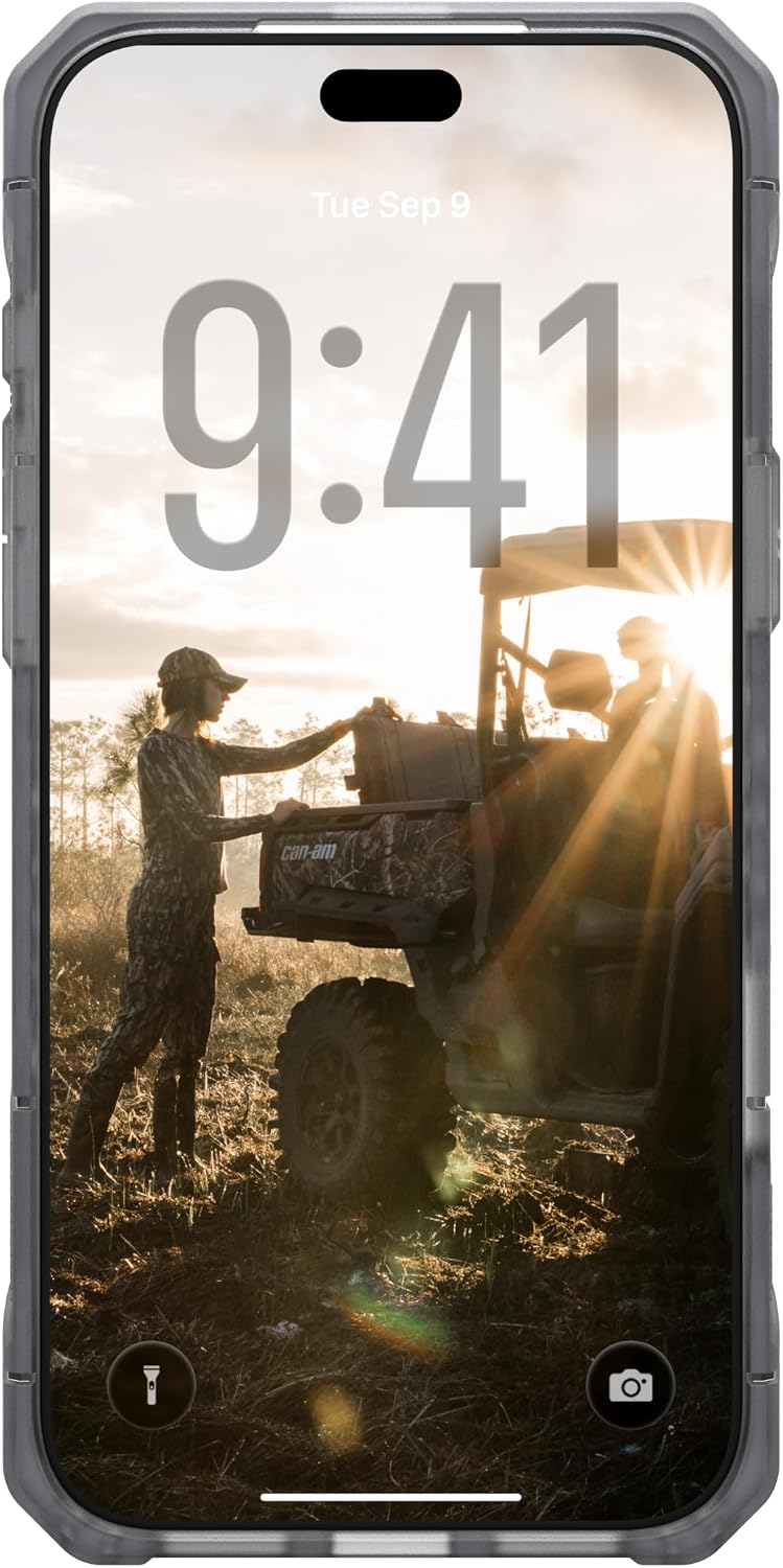 Smartphone mit einer Outdoor-Szene bei Sonnenuntergang mit Person und ATV.