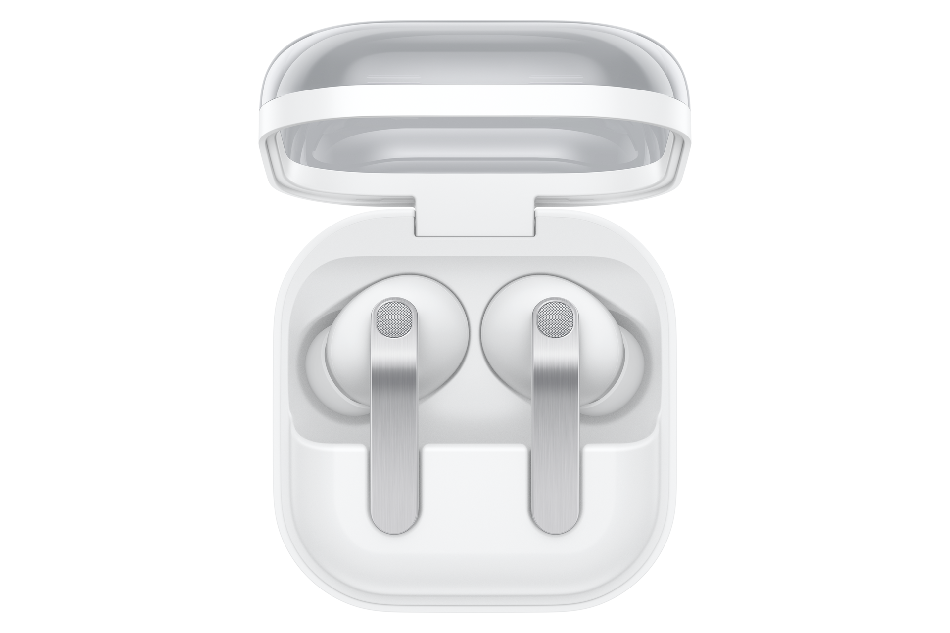 Auricolari wireless bianchi con steli argentati in una custodia di ricarica aperta su sfondo nero.