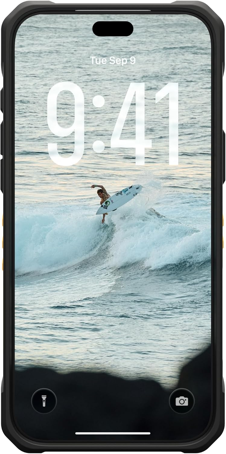 Ein Smartphone in einem schwarzen Gehäuse zeigt einen Surfer auf einer Welle als Hintergrundbild.