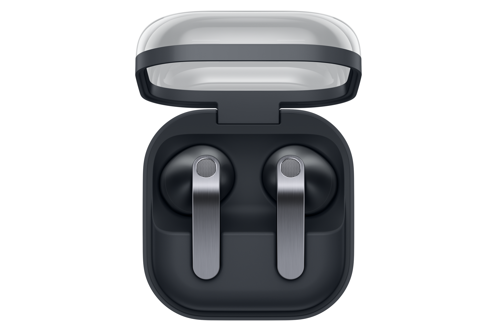 Auricolari wireless neri con elementi metallici in una custodia di ricarica aperta su sfondo nero.