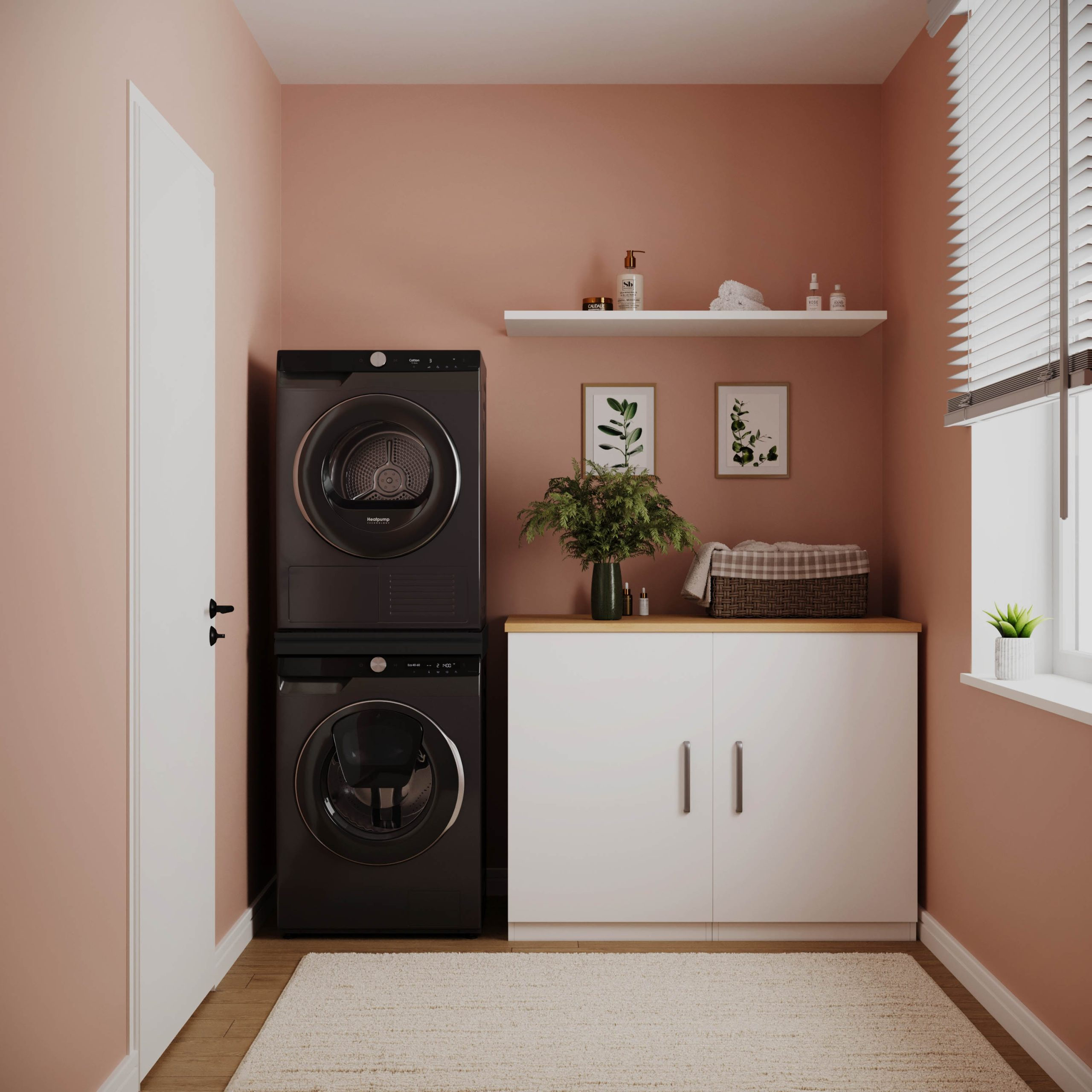 Moderne bijkeuken met gestapelde zwarte apparaten, witte kasten, roze muren en een plank met planten en flessen.