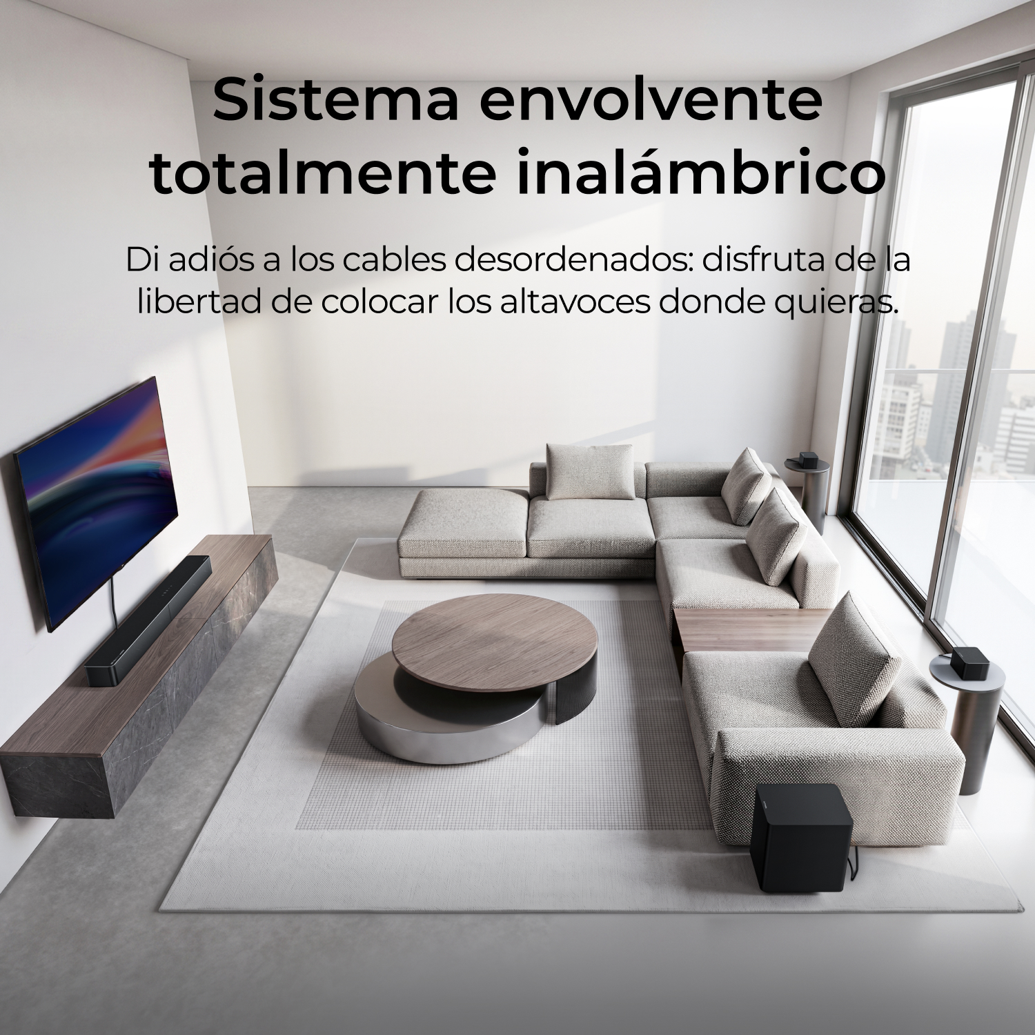 Sala de estar moderna con sofá gris, TV, barra de sonido y texto en español sobre sonido envolvente inalámbrico.