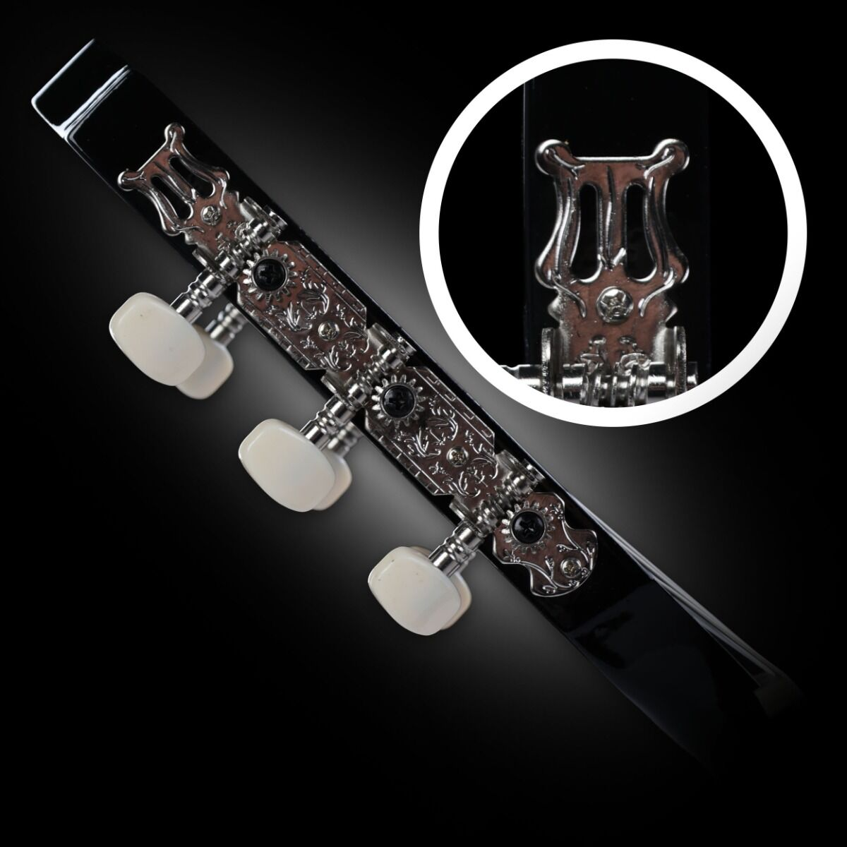 Nahaufnahme einer Gitarrenkopfplatte mit verziertem Metall und weißen Wirbeln.