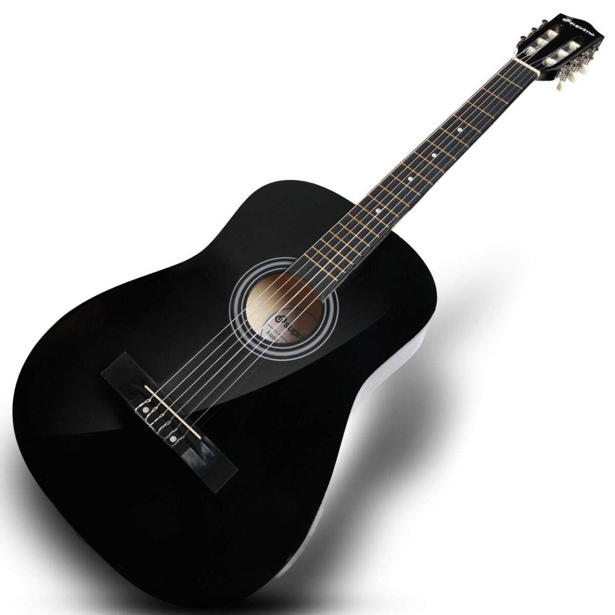 Eine glänzende schwarze Akustikgitarre mit sechs Saiten auf weißem Hintergrund.