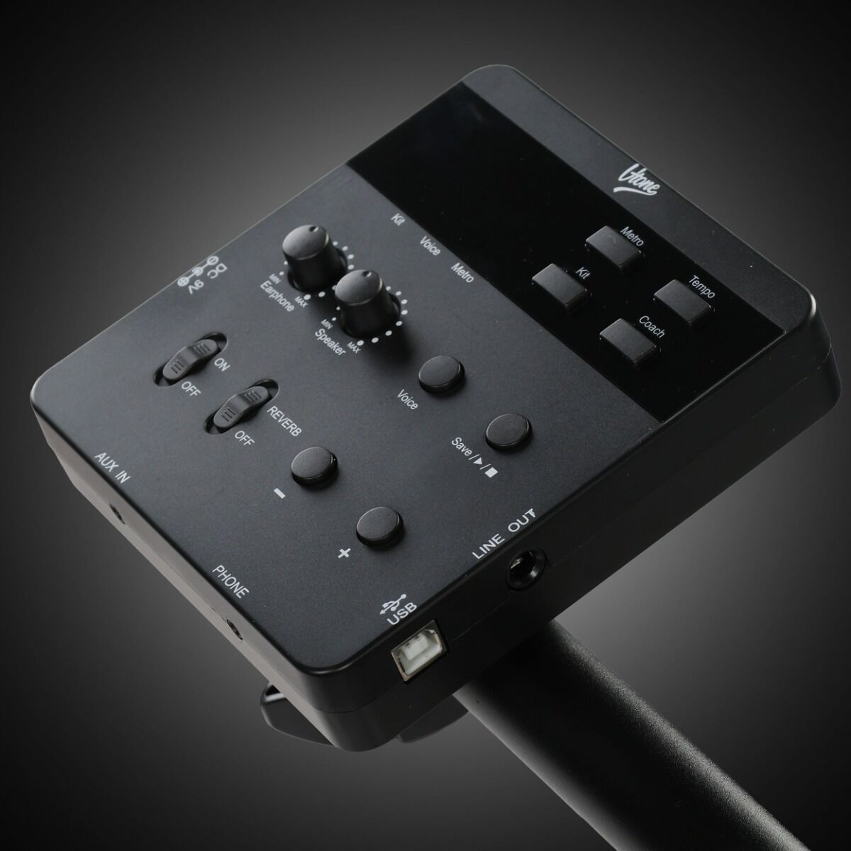 Ein schwarzes E-Drum-Modul mit Reglern, Tasten, Schaltern und Anschlüssen vor dunklem Hintergrund.