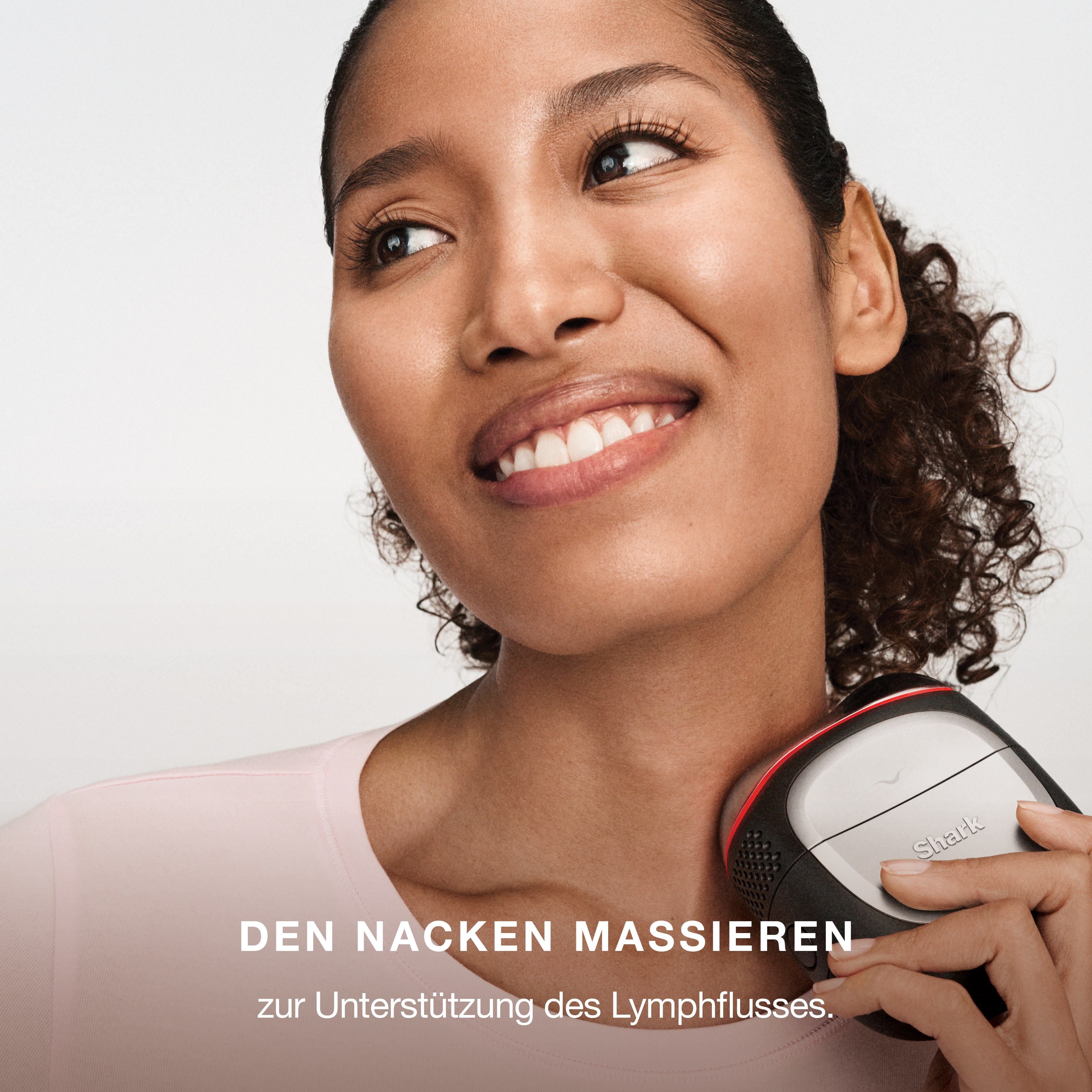 Eine Frau hält ein Shark Massagegerät an den Hals, um den Lymphfluss zu unterstützen.