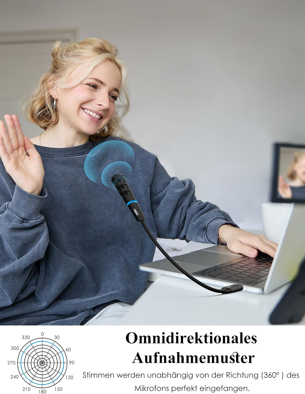 Eine lächelnde blonde Frau winkt und benutzt einen Laptop mit angeschlossenem Schwanenhalsmikrofon.