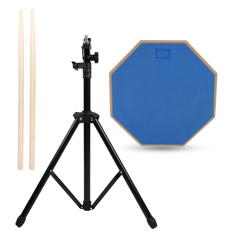Ein blaues Achteck-Übungspad, ein schwarzer Dreifuß-Ständer und zwei Holz-Drumsticks auf weißem Hintergrund.
