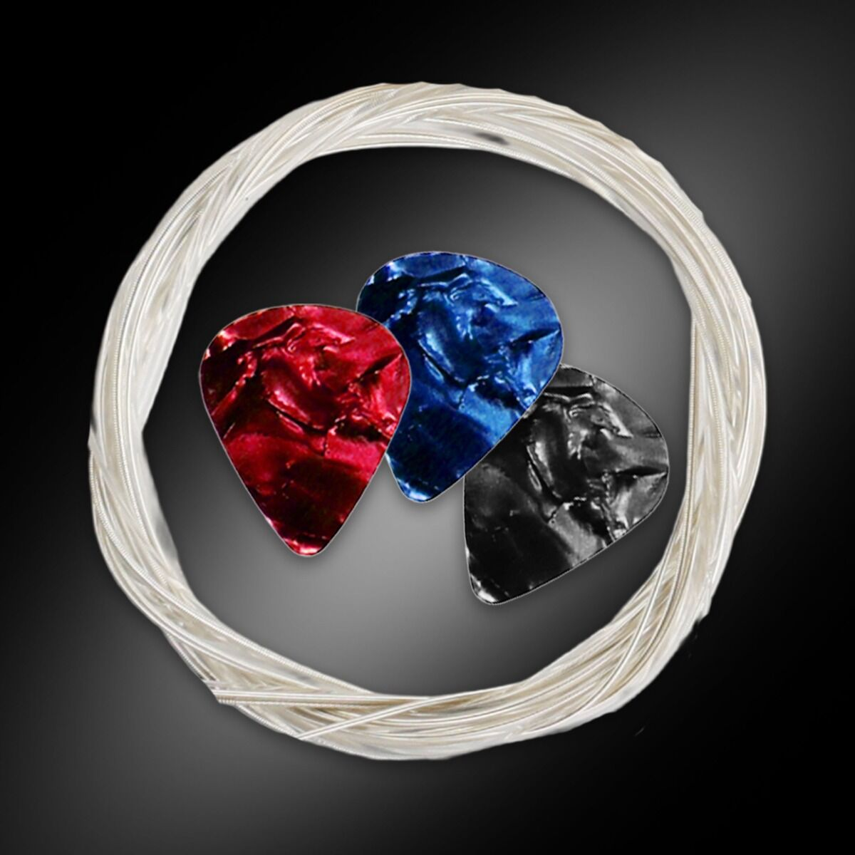 Drei Gitarrenplektren in Rot, Blau und Schwarz, umgeben von einem aufgerollten Silbersaitenkreis auf schwarzem Grund.