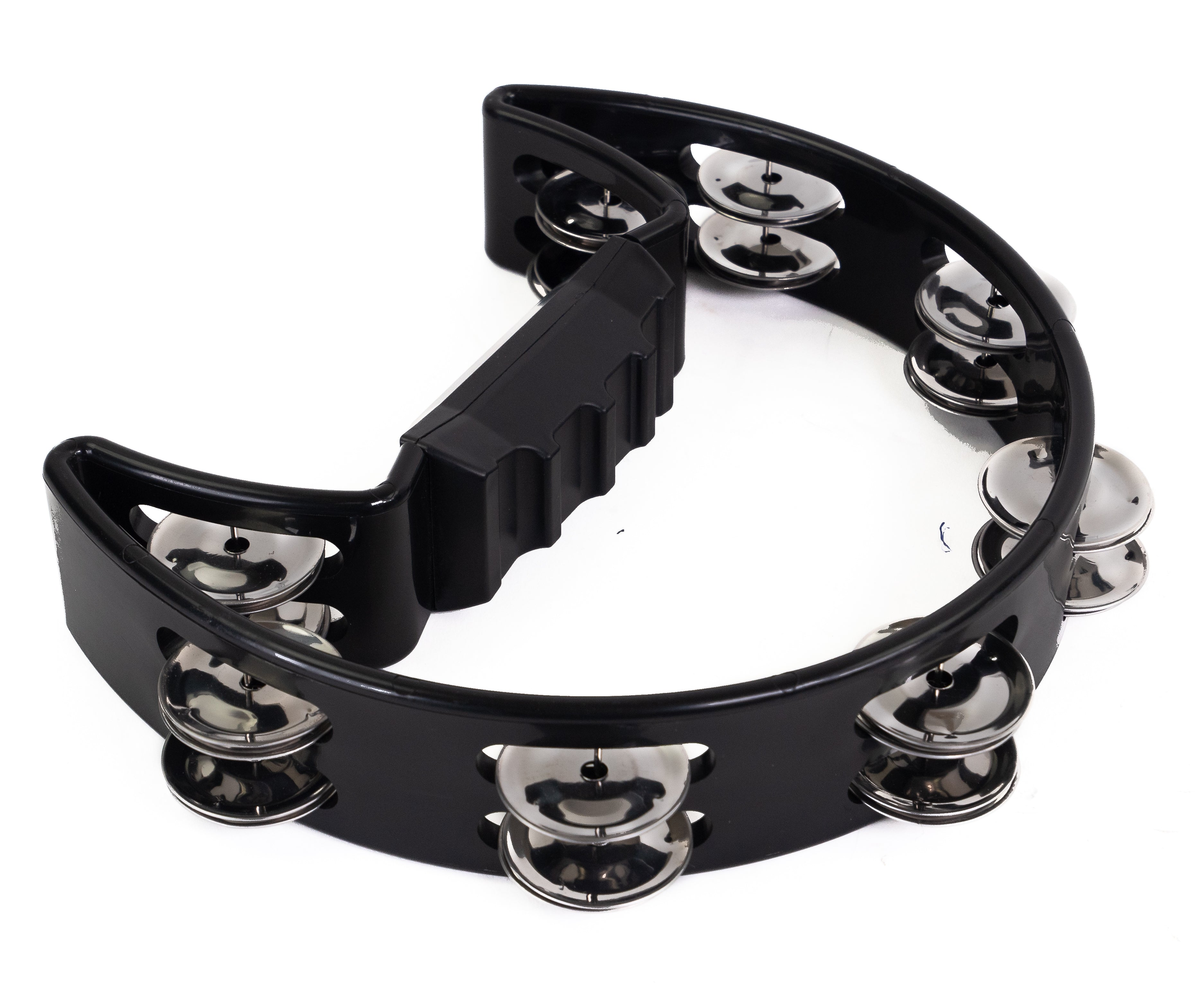 Ein schwarzes Tamburin mit metallischen Schellen auf weißem Hintergrund.