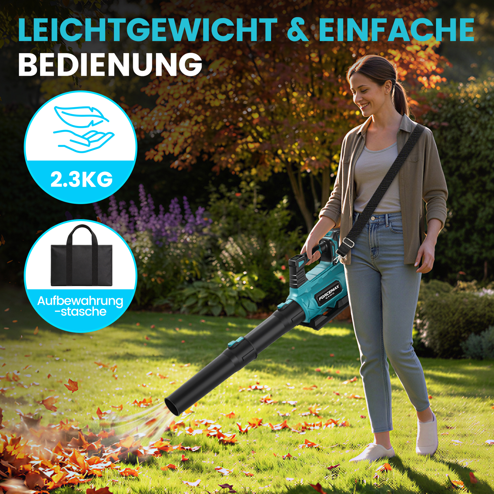 Eine Frau hält einen leichten, blauen Laubsauger im Garten und bläst Blätter weg.