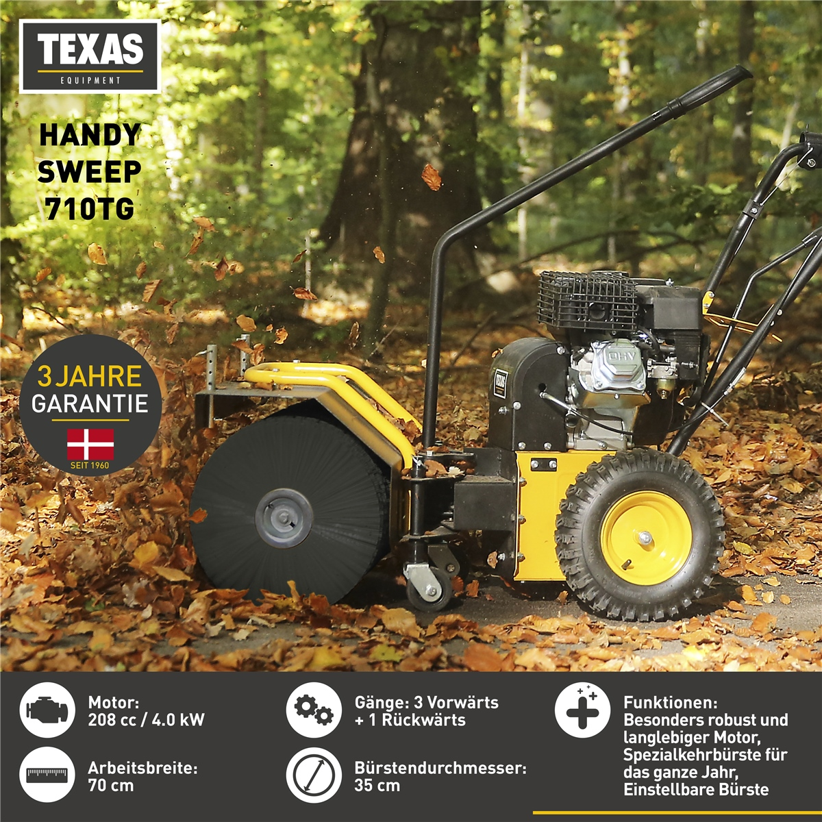 Gelbe Handkehrmaschine fegt herbstliches Laub in einem Wald auf einer Straße auf.