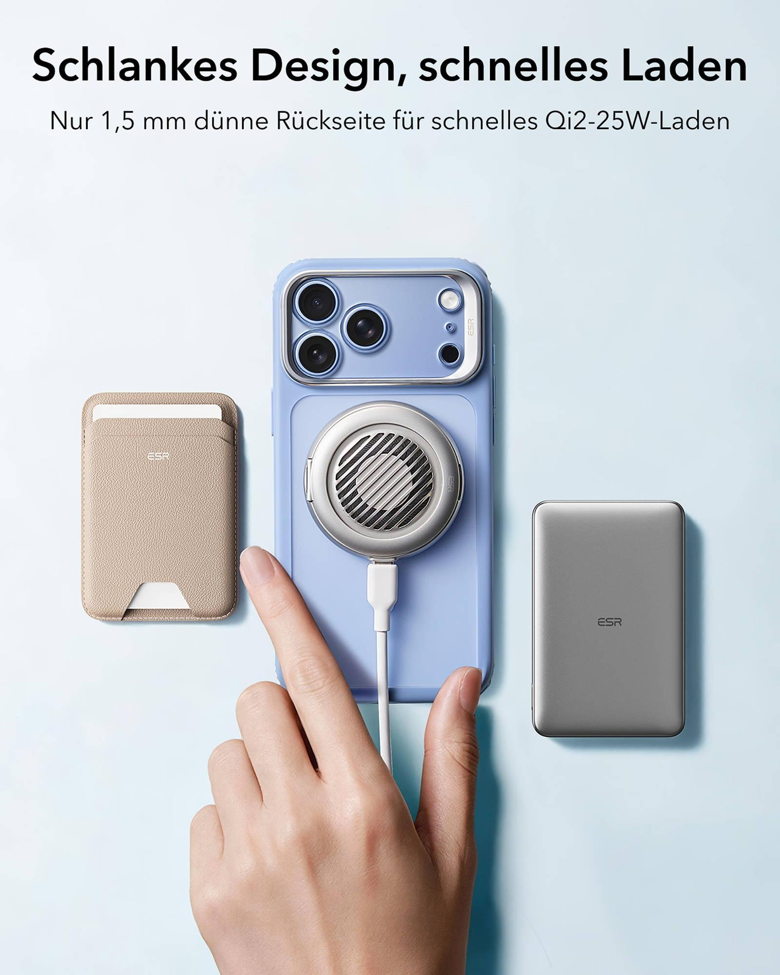 Blaue Handyhülle mit kabellosem Ladegerät, braune Kartenhalterung und Powerbank auf hellem Hintergrund.