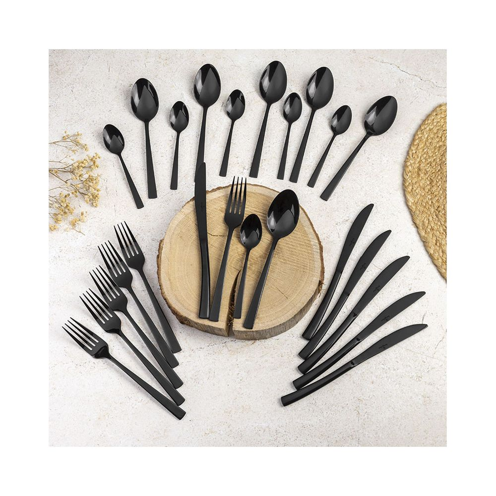 Un ensemble de couverts noirs avec fourchettes, couteaux et cuillères sur une assiette en bois.