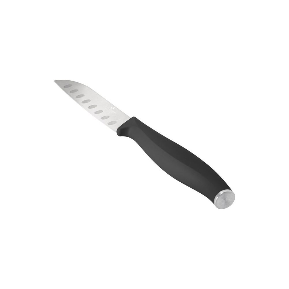 Ein Santokumesser mit silberner Klinge, schwarzen Griff und Metallkappe liegt auf weißem Hintergrund.