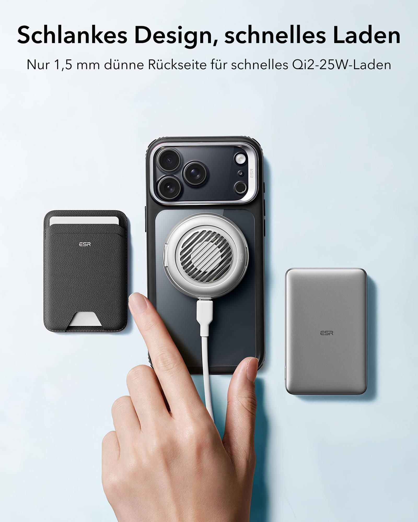 Smartphone mit MagSafe-Ladegerät, schwarzer Kartenhalter und Powerbank auf hellem Hintergrund.