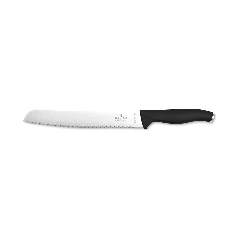 Ein Brotmesser mit einer gezahnten Klinge und einem ergonomischen schwarzen Griff auf weißem Hintergrund.