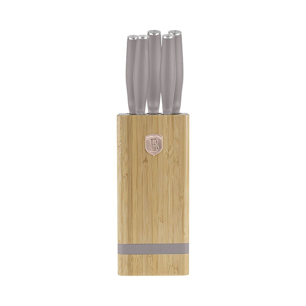 Un bloc à couteaux en bois contenant cinq couteaux à manche gris et un logo argenté.