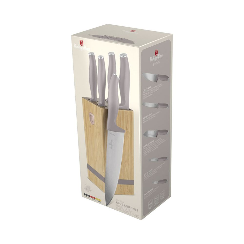 Un set de 6 couteaux aux manches gris dans un support en bambou, dans son emballage.