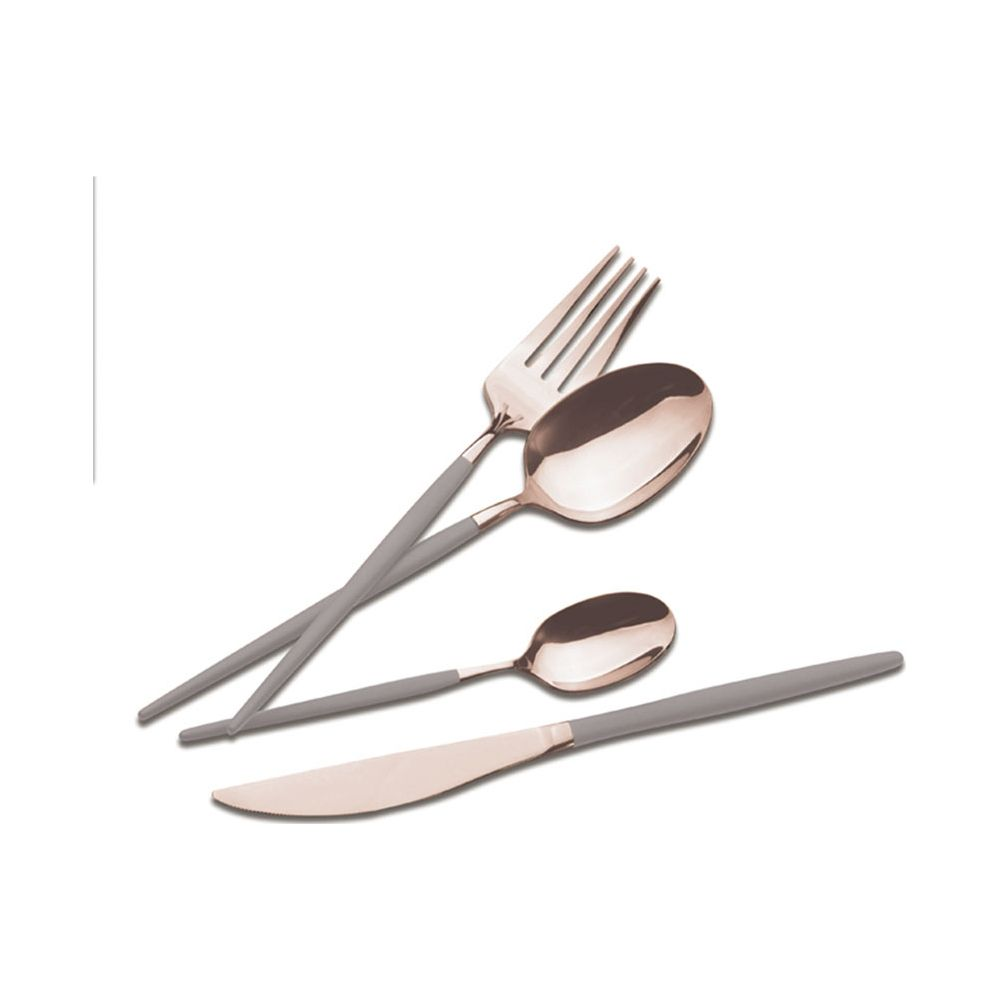 Couverts en or rose avec manches gris mat, comprenant une fourchette, deux cuillères et un couteau sur fond blanc.