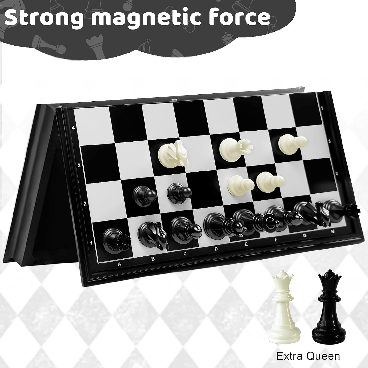 Magnetisches Schachbrett mit schwarz-weißen Figuren und zwei zusätzlichen Damen unten rechts.