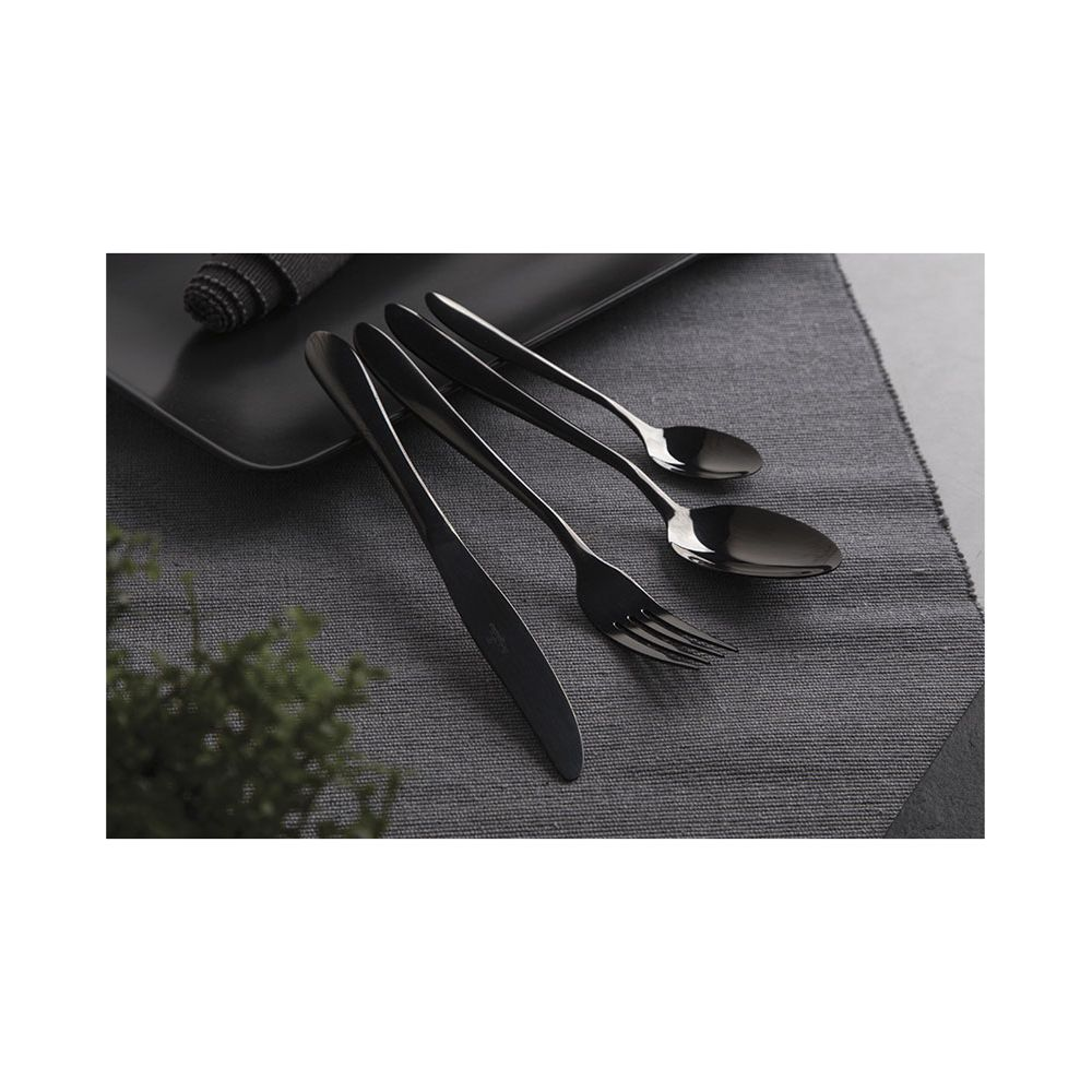 Un ensemble de couverts noirs comprenant un couteau, une fourchette et des cuillères sur un set de table gris.