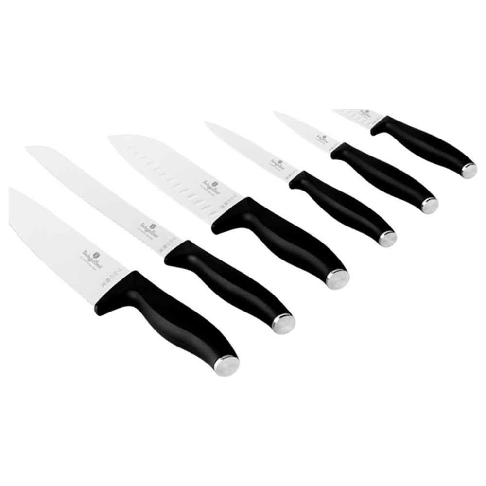 Ein Set aus fünf Küchenmessern mit weißen Stahlklingen und schwarzen Griffen, diagonal angeordnet.
