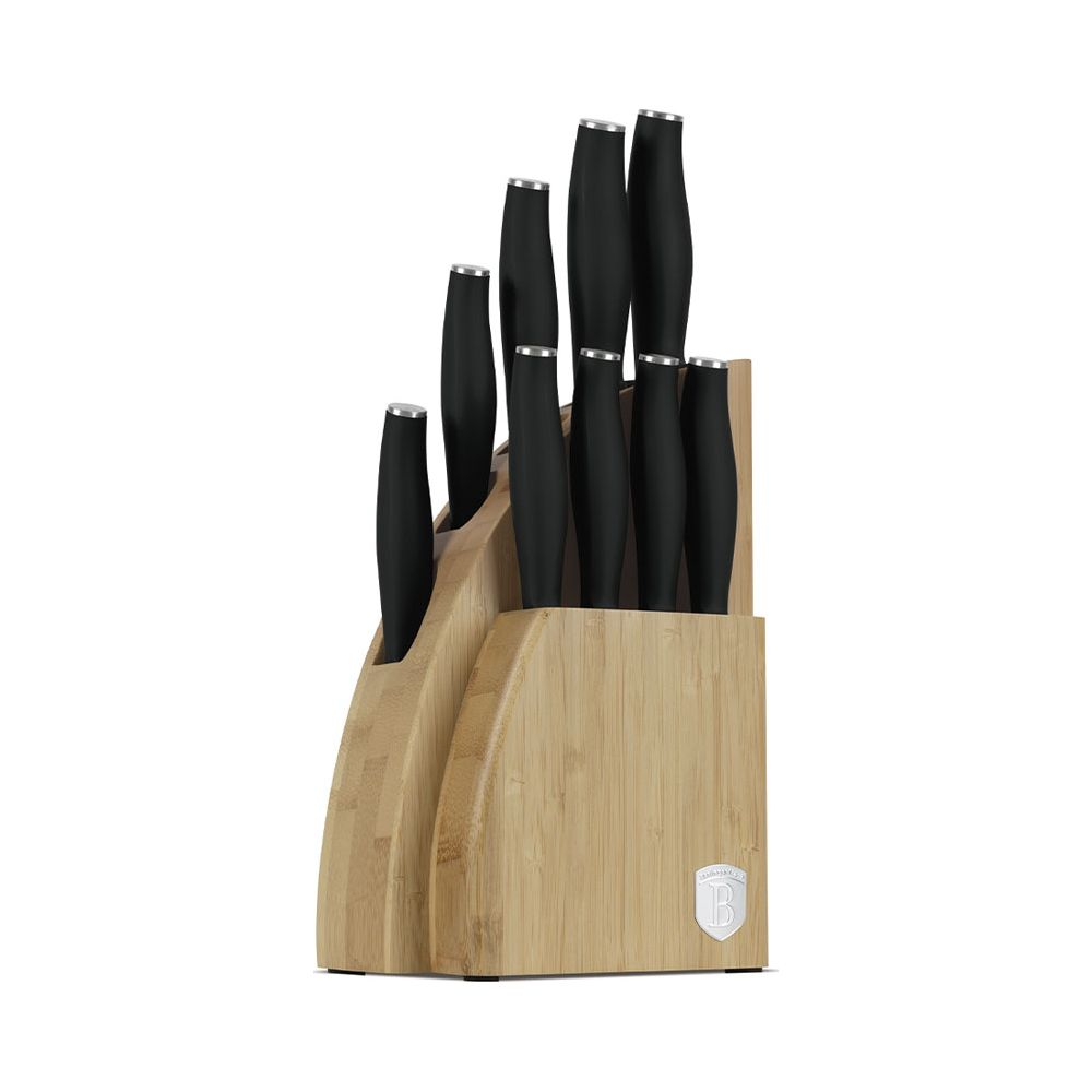 Un bloc à couteaux en bois contenant neuf couteaux à manche noir sur fond blanc.