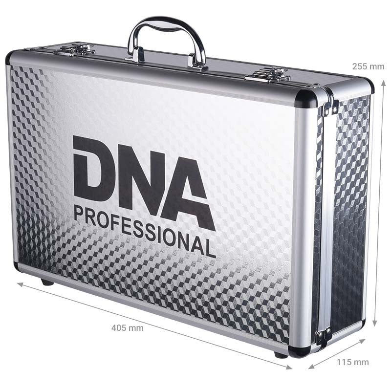 Ein silberner DNA Professional Alukoffer mit geometrischem Muster und Maßangaben von 405x255x115 mm.