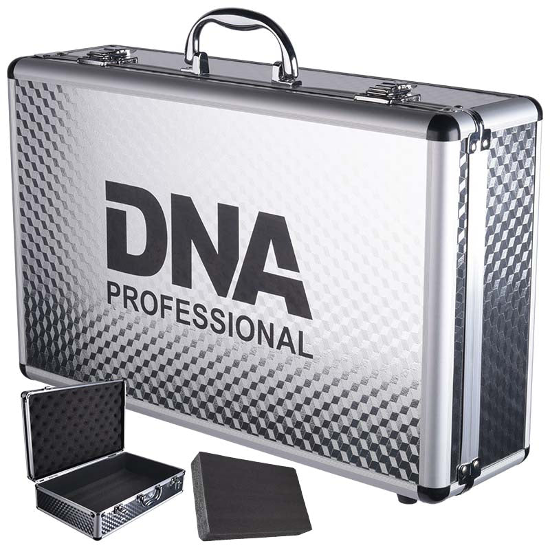 Silberner DNA Professional Alukoffer mit gepolstertem Innenraum, Metallgriffen und Musteroberfläche auf weißem Grund.