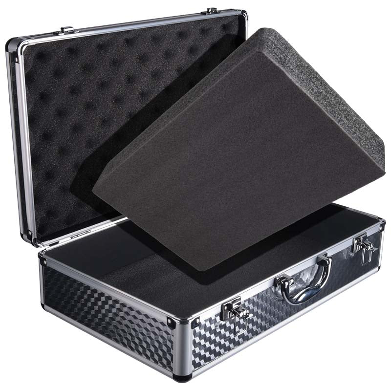 Ein offener Aluminiumkoffer mit silbernem Rahmen, schwarzer Carbon-Textur und schützenden schwarzen Schaumstoffeinsätzen.