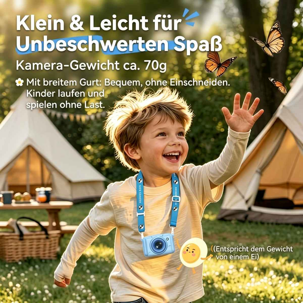 Ein glückliches Kind mit einer kleinen blauen Kinderkamera am Hals, umgeben von Zelten und Schmetterlingen.